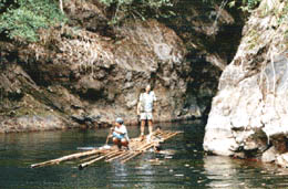 Raft travel by a Grotte